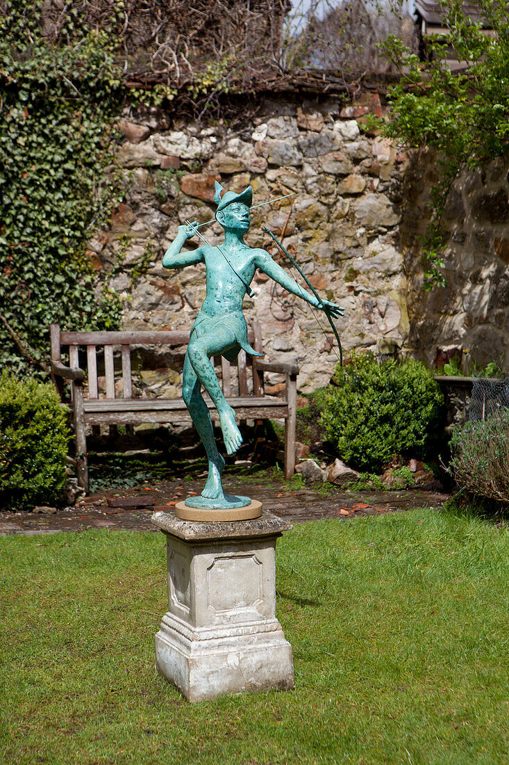Gartenstatue eines Mannes, der mit Pfeil und Bogen zielt, UK