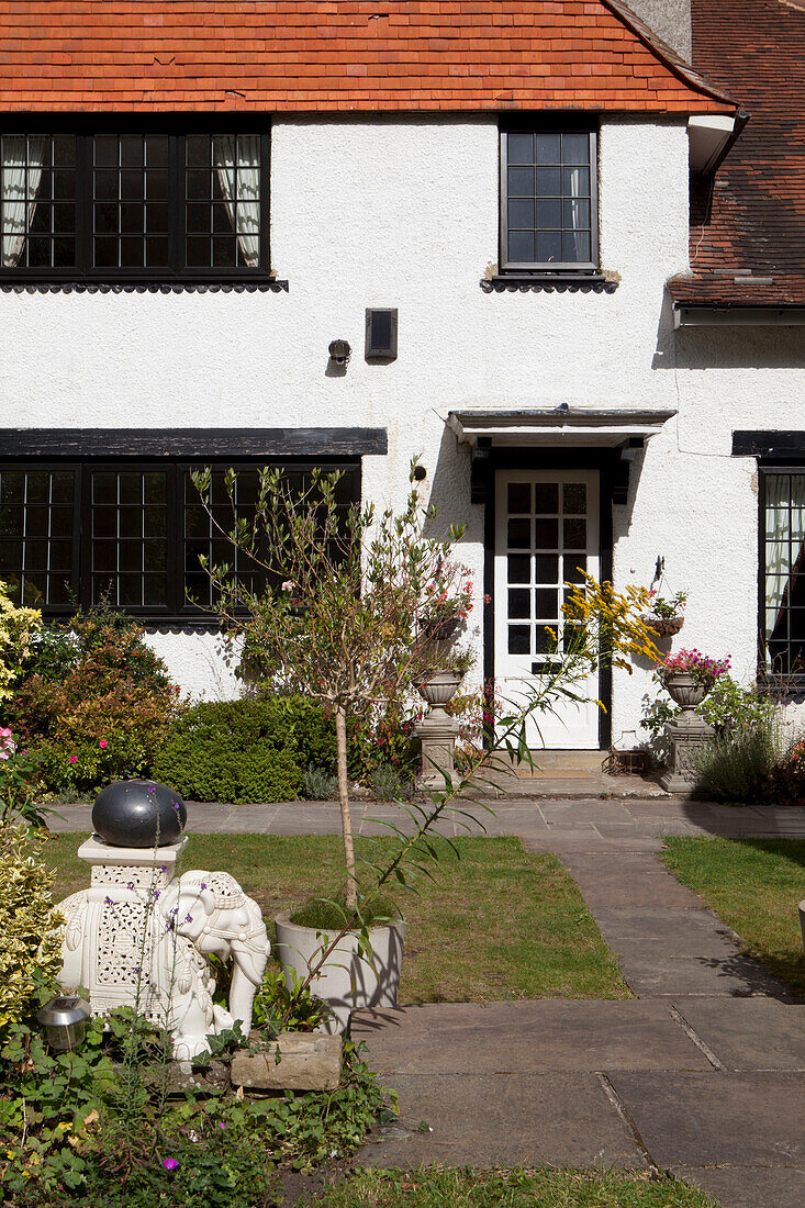Vorderer Weg und weiß getünchte Fassade eines Einfamilienhauses in Surrey England UK