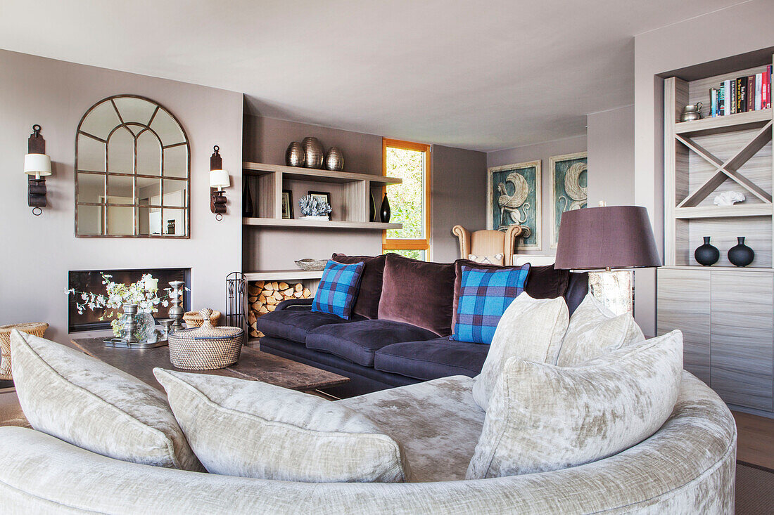 Zeitgenössisches Wohnzimmer mit geschwungenem Sofa in den Lakes, England, UK