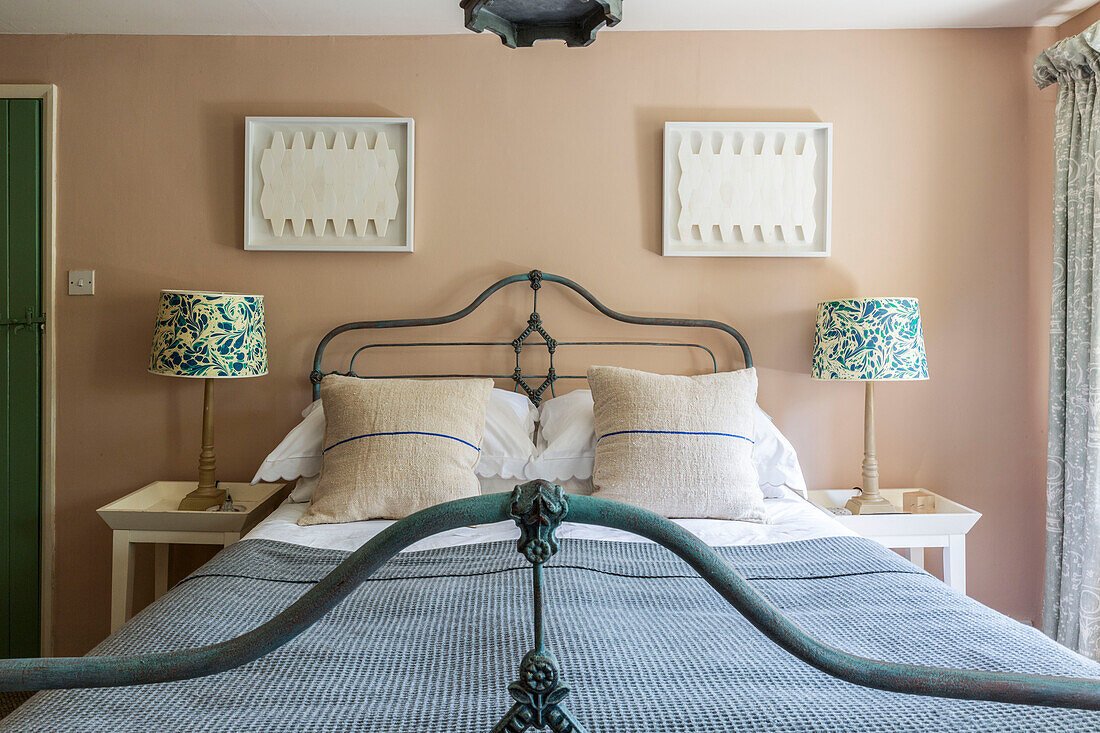 Bett mit Metallrahmen und zwei Lampen in einem Haus in Cirencester, Gloucestershire UK