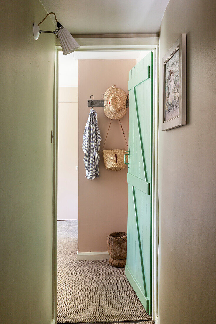 Blick durch eine offene Tür in einem Haus in Cirencester Gloucestershire UK