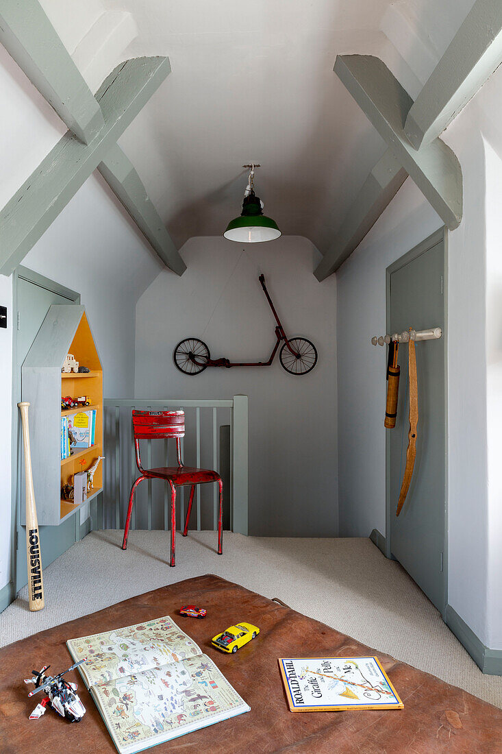 An der Wand montierter Roller im Dachgeschoss-Schlafzimmer eines Kindes Cirencester Gloucestershire UK