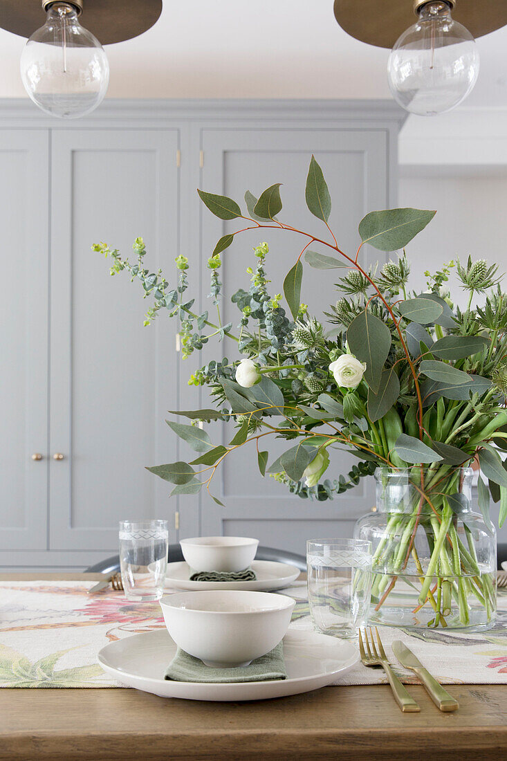 Blumen und Schalen auf einem Tisch mit Läufer in einem Londoner Haus UK