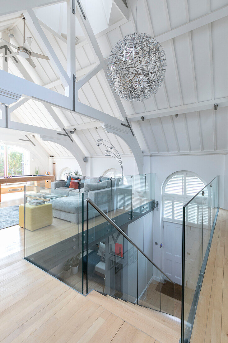 Offene Glastreppe in einem umgebauten Gerichtsgebäude in London, UK