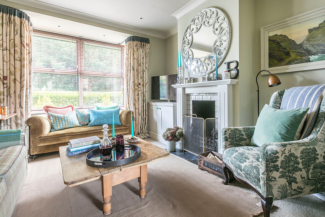 Vintage-Sessel und verzierter Spiegel im Wohnzimmer einer viktorianischen Terrasse Alton UK