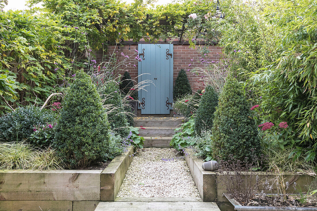 Hochbeete mit Tor und Pergola im Garten einer viktorianischen Terrasse, Alton UK