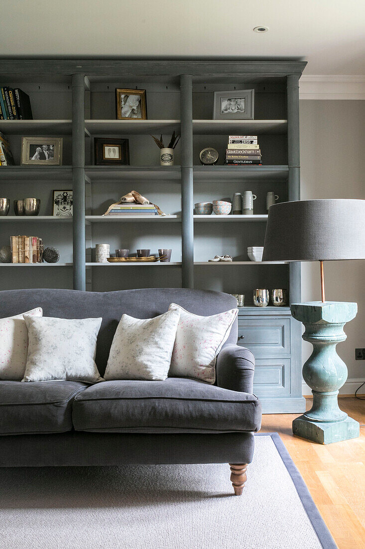 Graues Sofa und Bücherregal im Wohnzimmer eines Stadthauses in Guildford, Surrey UK