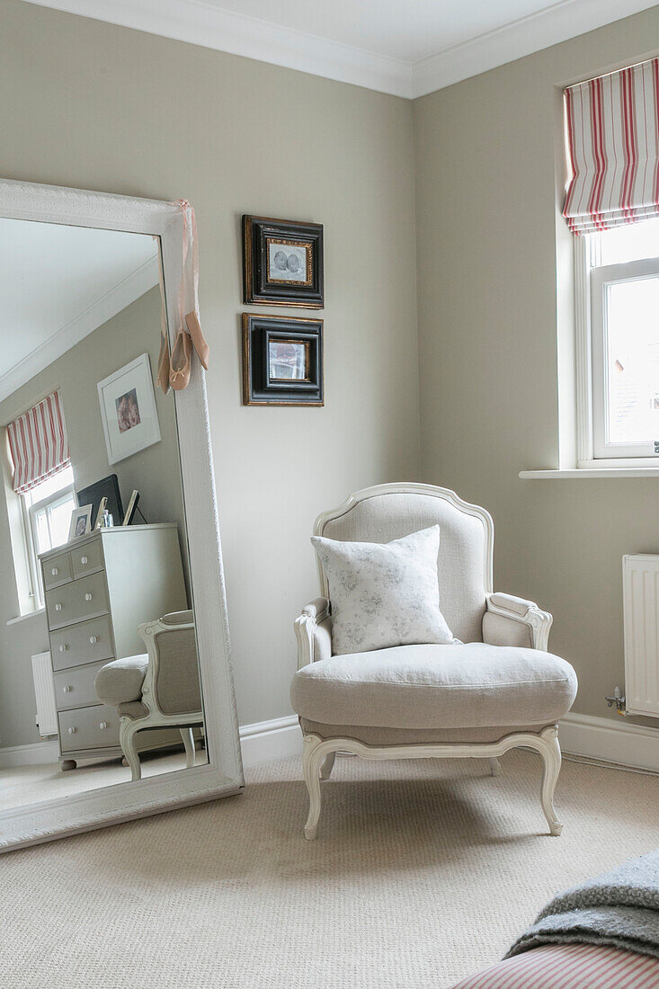 Neu gepolsterter Sessel und Spiegel in voller Länge in einem Stadthaus in Guildford, Surrey, Vereinigtes Königreich