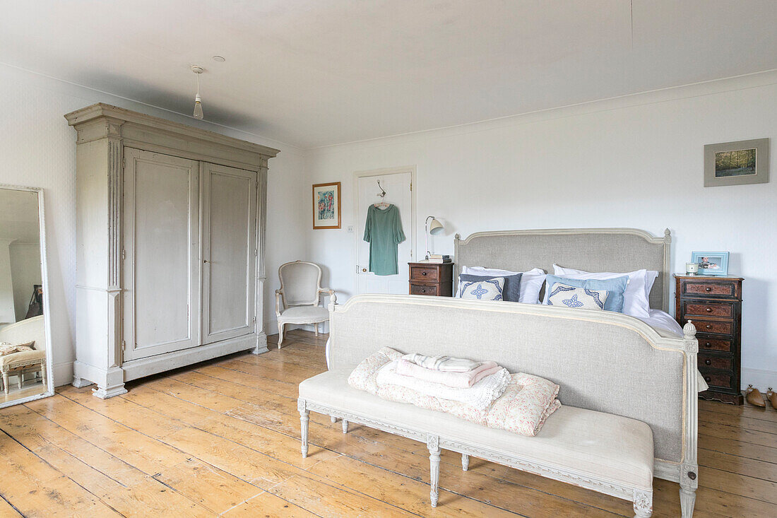 Großer Kleiderschrank und Doppelbett mit Fußbank in einem Haus in Winchester UK