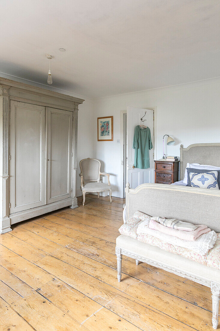 Großer Kleiderschrank und Doppelbett mit Holzdielen in einem Haus in Winchester UK