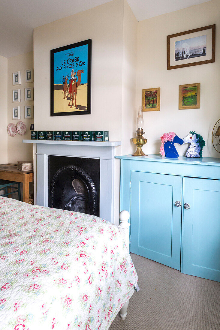 Hellblaues Sideboard und Kunstwerk mit Dosen auf dem Kaminsims in einem Haus in Reading, Berkshire, England UK