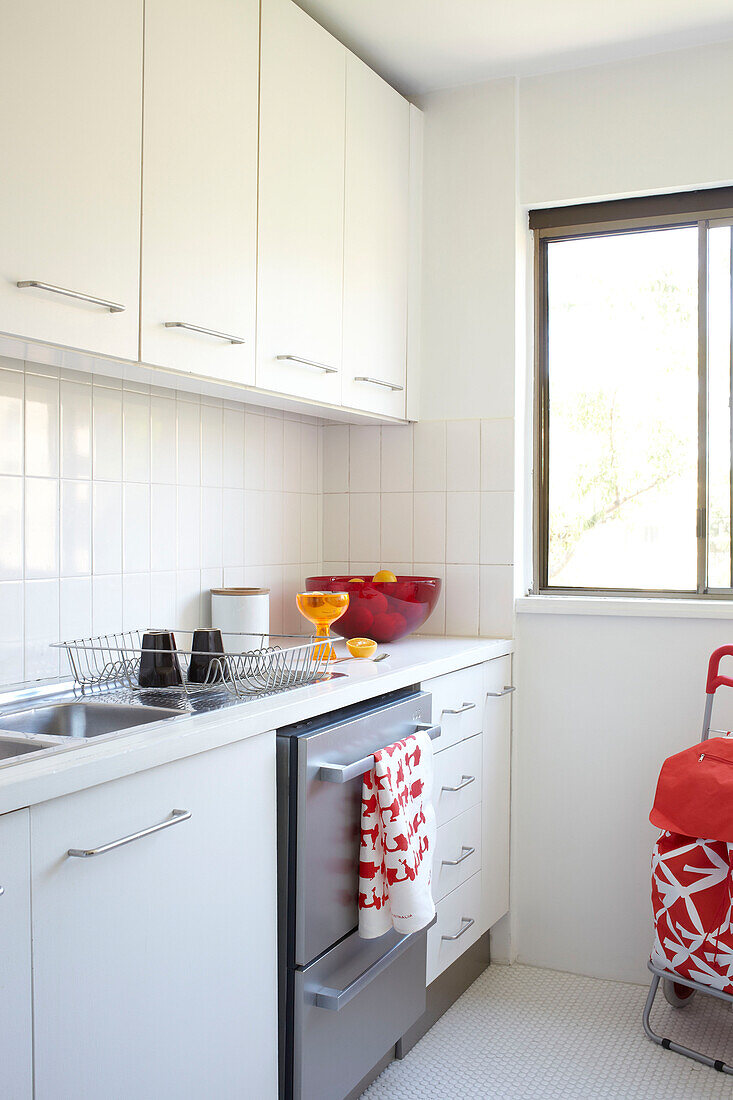 Weiße Einbauküche in einer Wohnung in Sydney, Australien