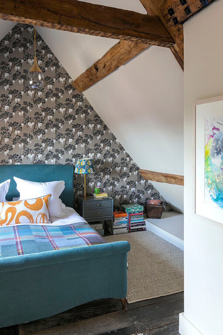Wisteria-Tapete und Ikat-Lampe im Schlafzimmer im Dachgeschoss eines unter Denkmalschutz stehenden jakobinischen Hauses Alton UK