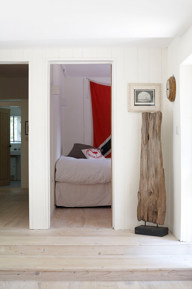 Treibholzskulptur an der Tür zum Schlafzimmer in einem Ferienhaus auf der Isle of Wight