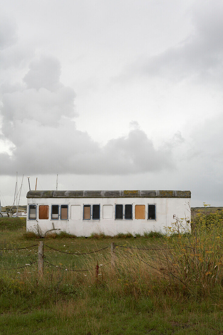 Strandhütte an der Küste von East Sussex
