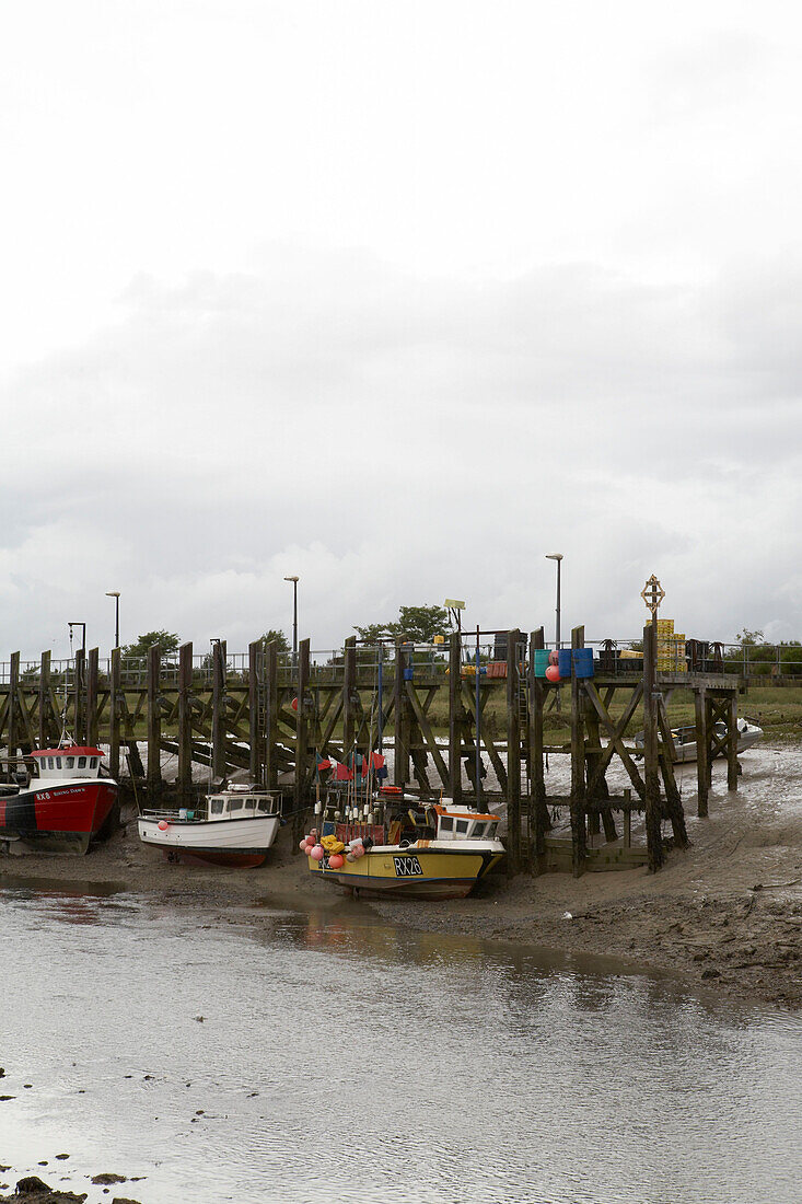 Drei Fischerboote am Pier in Rye East Sussex vertäut