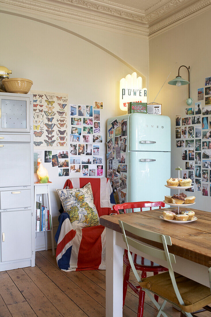 Postkartenständer in einer Küche mit Holzboden und hoher Decke
