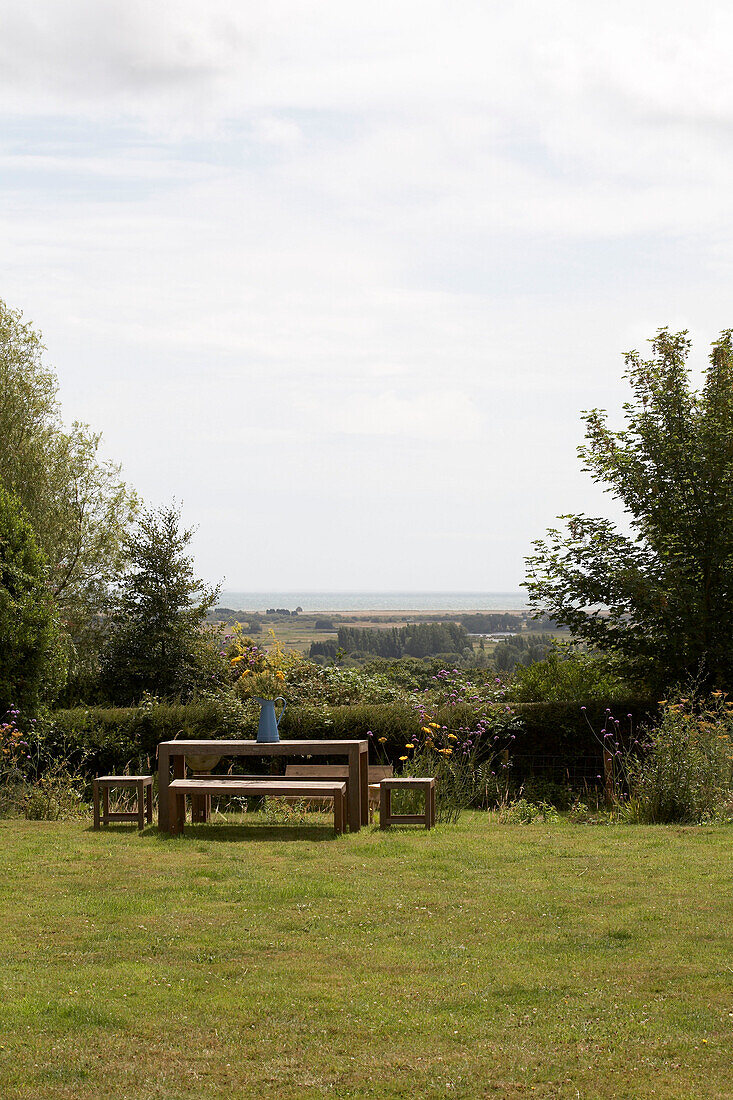 Picknicktisch im Garten mit Blick auf die Landschaft von East Sussex