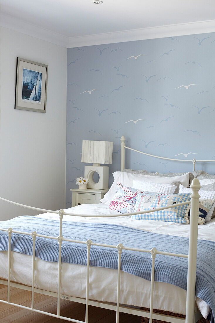 Maritimes, hellblaues Schlafzimmer in einem Haus in Bembridge, Isle of Wight, England, Vereinigtes Königreich