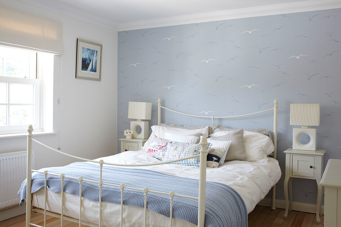 Maritimes, hellblaues Schlafzimmer in einem Haus in Bembridge, Isle of Wight, England, Vereinigtes Königreich
