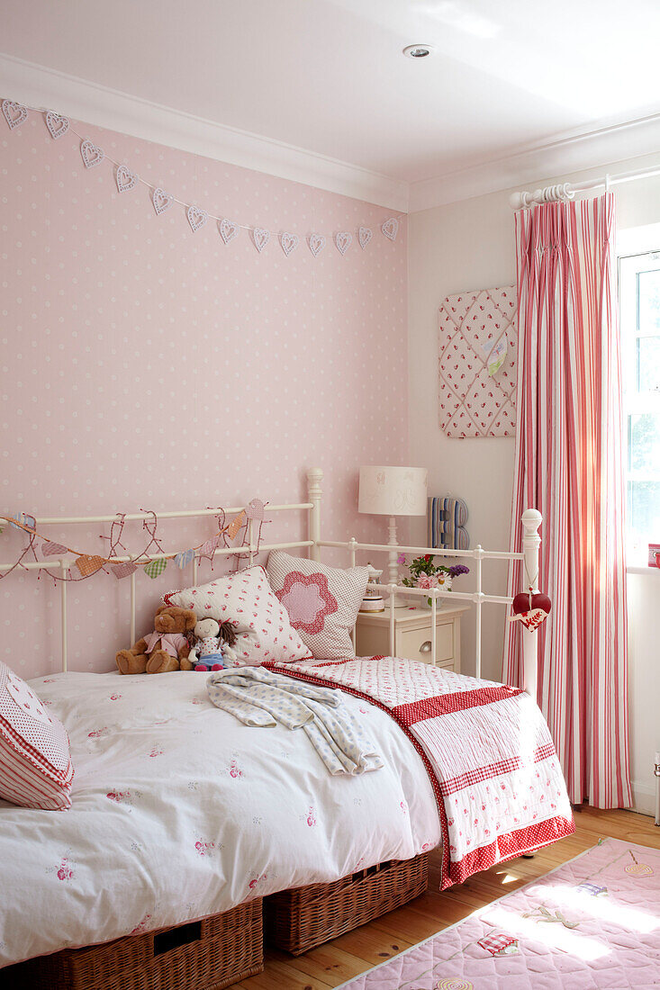Schlafcouch im Mädchenzimmer eines Strandhauses in Bembridge, Isle of Wight, England, Vereinigtes Königreich