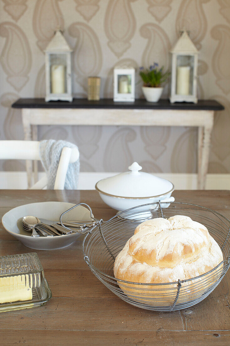 Brot und Butter mit Besteck auf dem Tisch eines Hauses in Kent, England, Vereinigtes Königreich