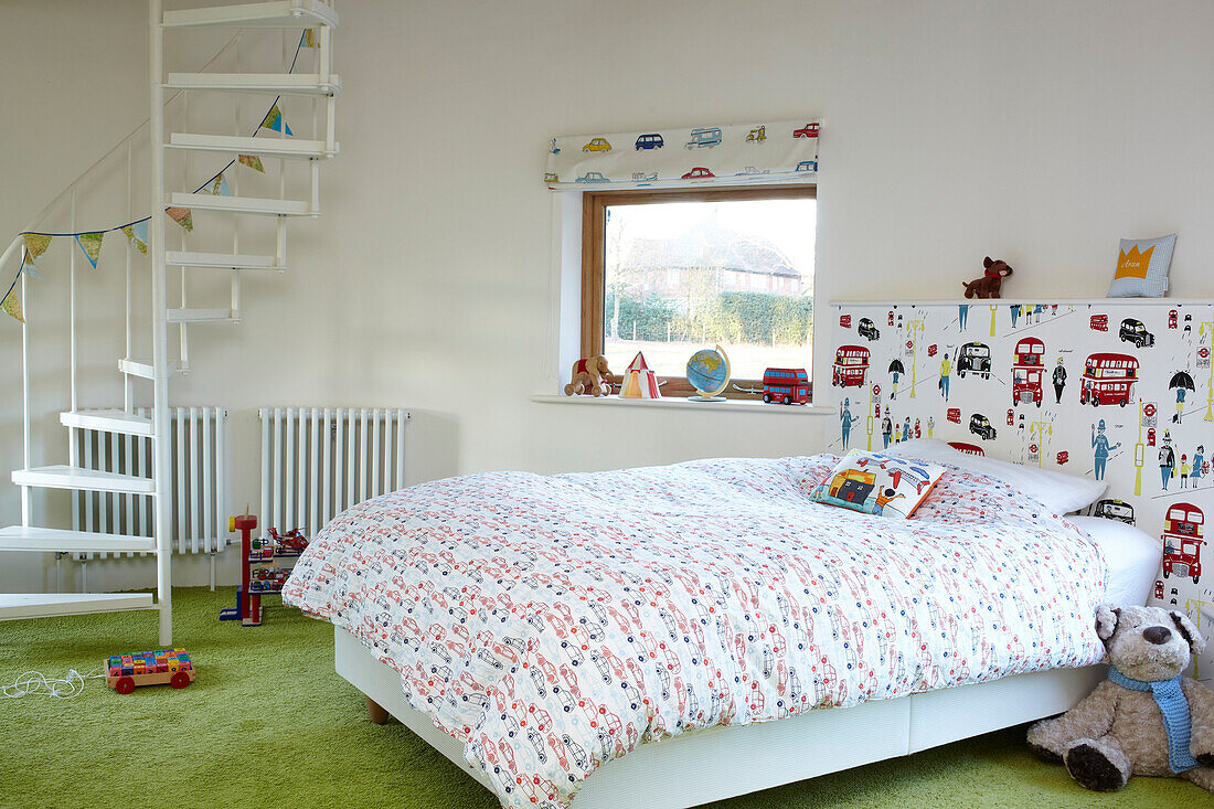 Kinderzimmer mit Wendeltreppe und Kunstrasenteppich in einem Haus in Kent, England, UK
