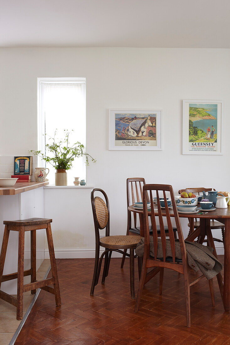 Küchentisch und -stühle im Retrostil mit Kunstwerken in einem Haus in Bembridge, Isle of Wight, Vereinigtes Königreich