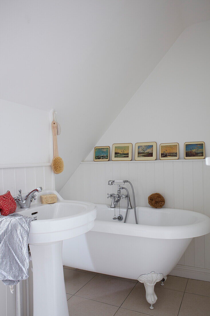 Standwaschbecken mit Klauenfußwanne in einem Haus in Bembridge, Isle of Wight, UK