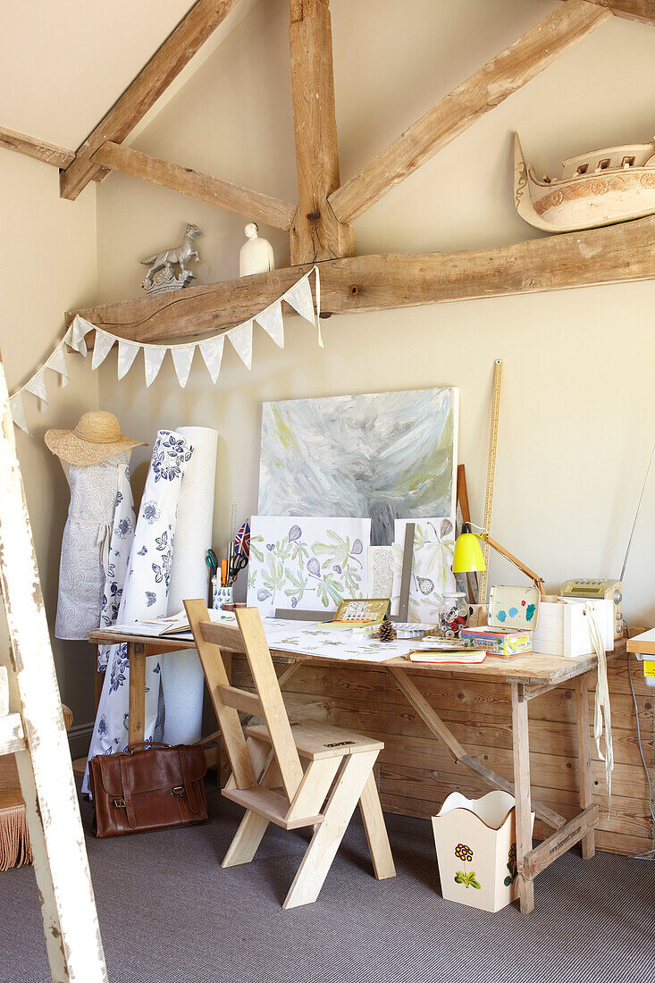 Kunstwerk auf Leinwand und Stoff mit Schreibtisch und Stuhl in einem Landhaus in Wiltshire, England, Vereinigtes Königreich