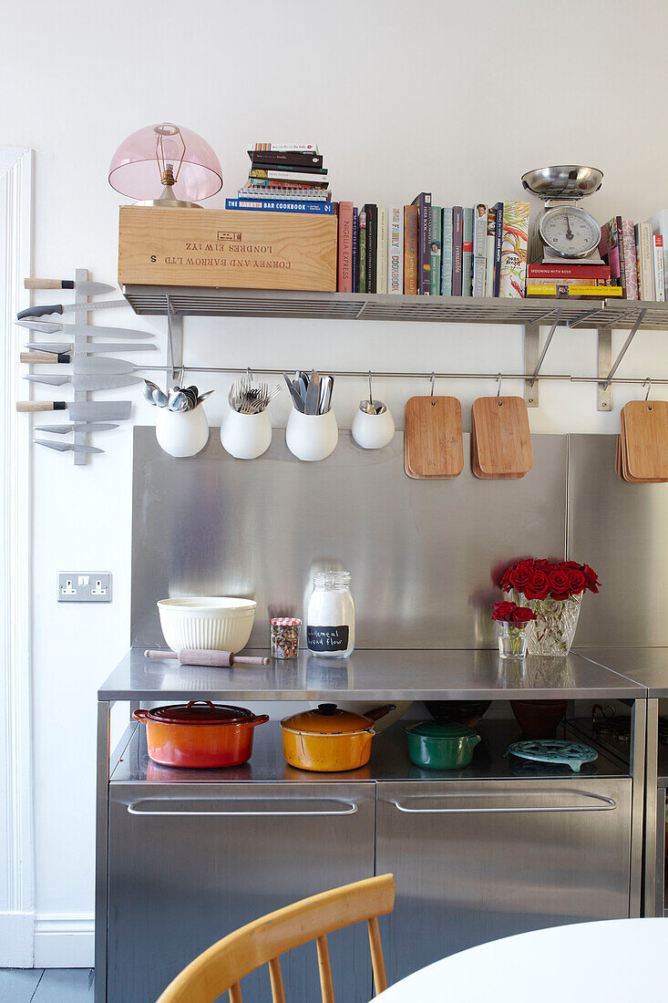 Küchenschrank aus rostfreiem Stahl in einem schottischen Haus im Vereinigten Königreich