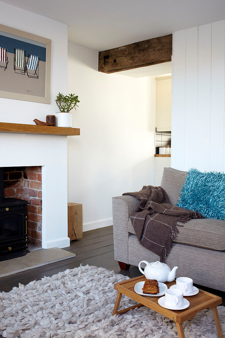 Teetablett im Wohnzimmer eines modernen Strandhauses in Weymouth, Dorset, Vereinigtes Königreich