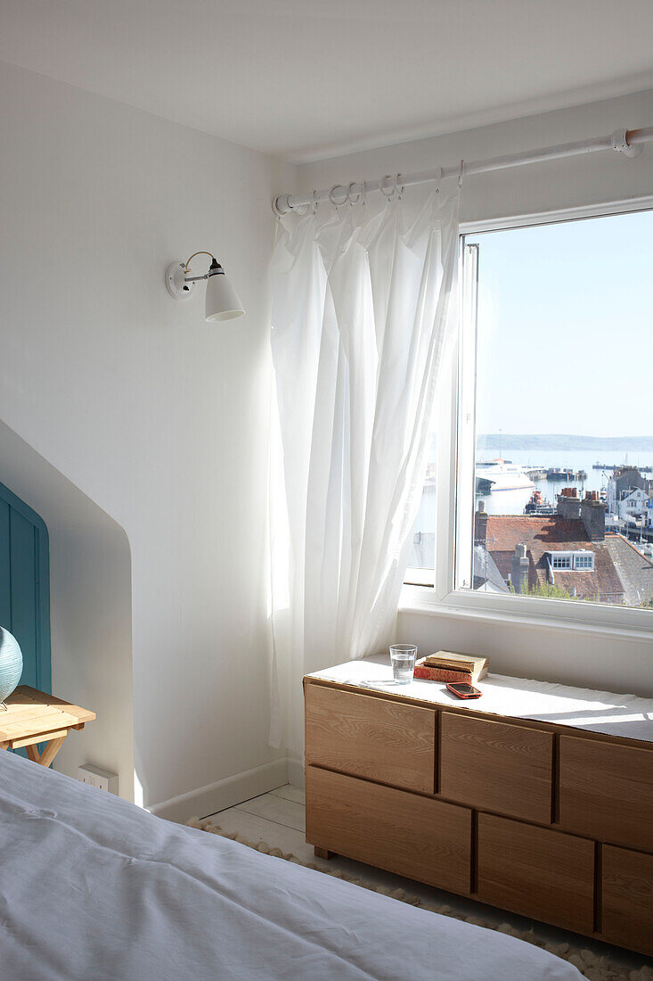 Sonnenbeschienenes Sideboard im Schlafzimmer eines modernen Strandhauses in Weymouth, Dorset, UK