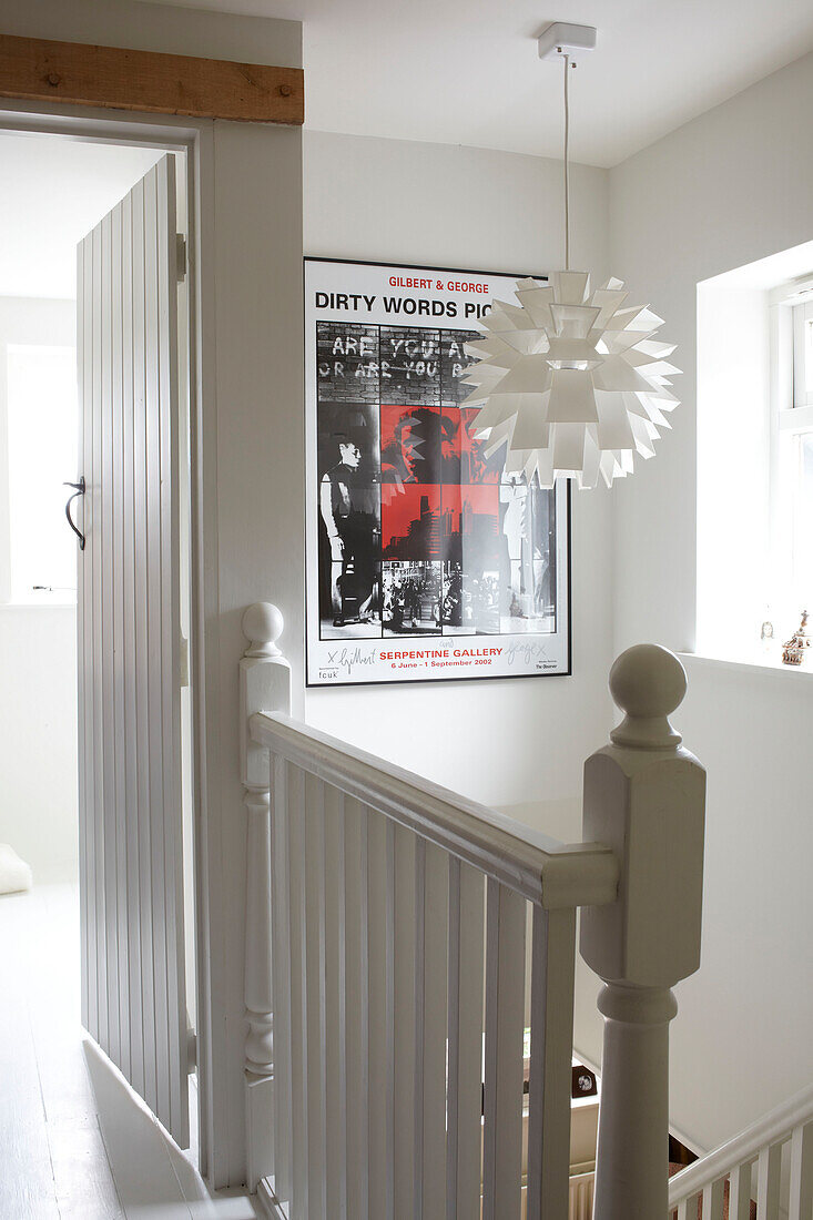 Bemaltes Treppengeländer mit Lampenschirm und Poster in einem Cottage in Coombe, Vereinigtes Königreich