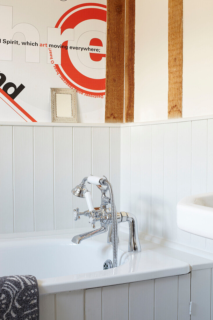 Duscharmatur auf der Badewanne mit persönlichem Kunstwerk in Coombe cottage, UK