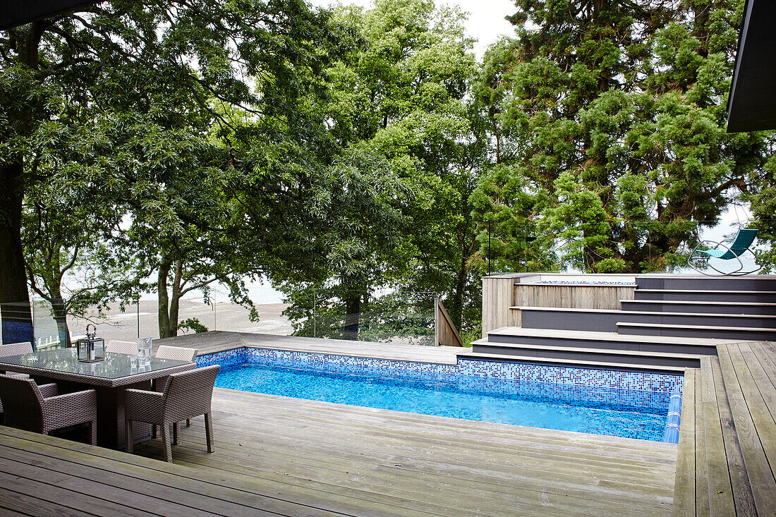 Holzterrasse am Pool in einem luxuriösen Haus auf der Isle of Wight, UK