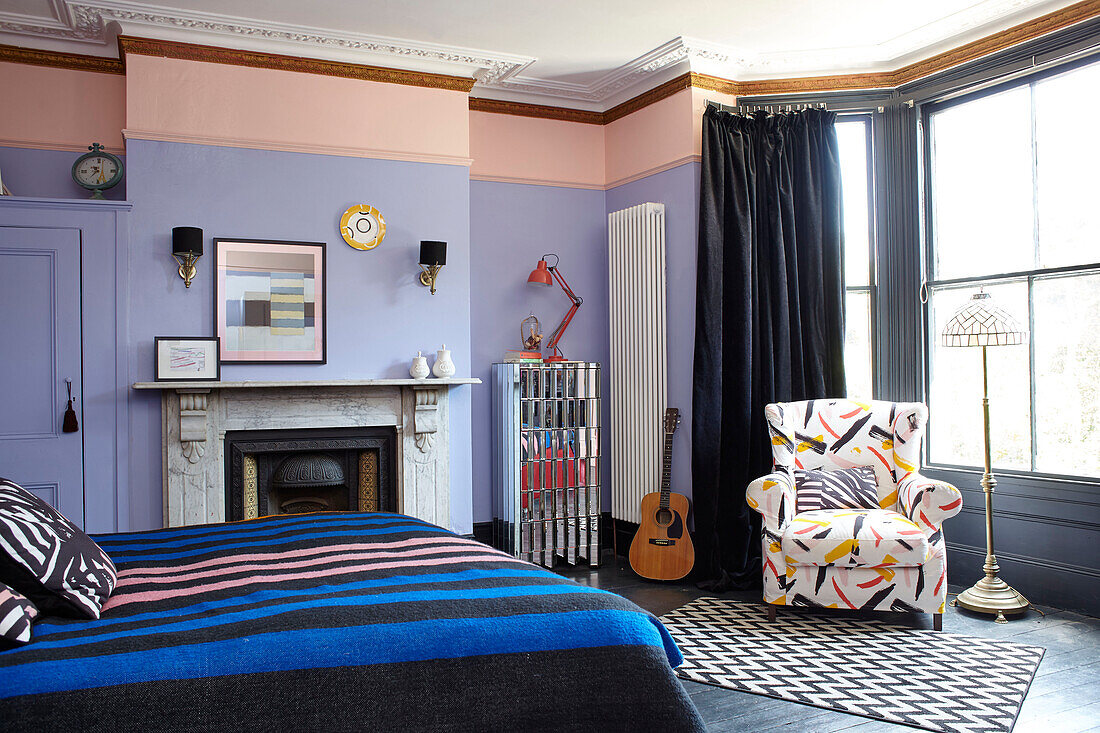 Fliederfarbenes Schlafzimmer im Retro-Stil in einem Stadthaus in Hastings, East Sussex, England, UK