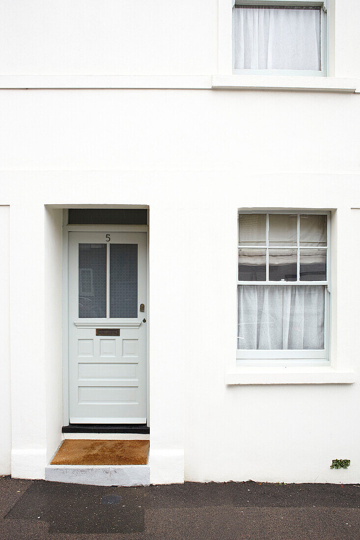 Weiß getünchte Außenfassade eines Reihenhauses in Brighton, East Sussex UK