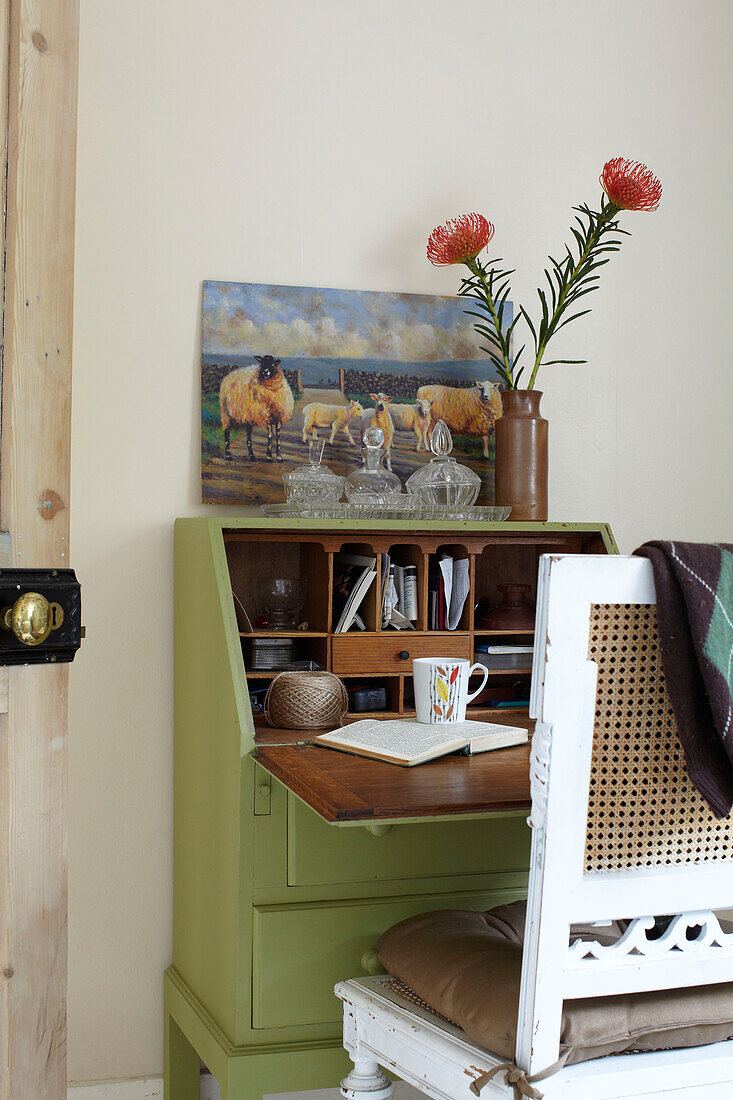 Limonengrüner Schreibtisch und Stuhl in einem Haus in East Cowes, Isle of Wight, UK
