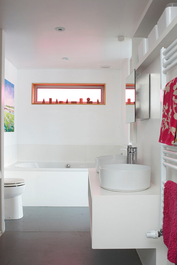 Doppelwaschbecken im Badezimmer mit kleinem rechteckigen Spiegel auf dem Hausboot in Bembridge, Isle of Wight, UK