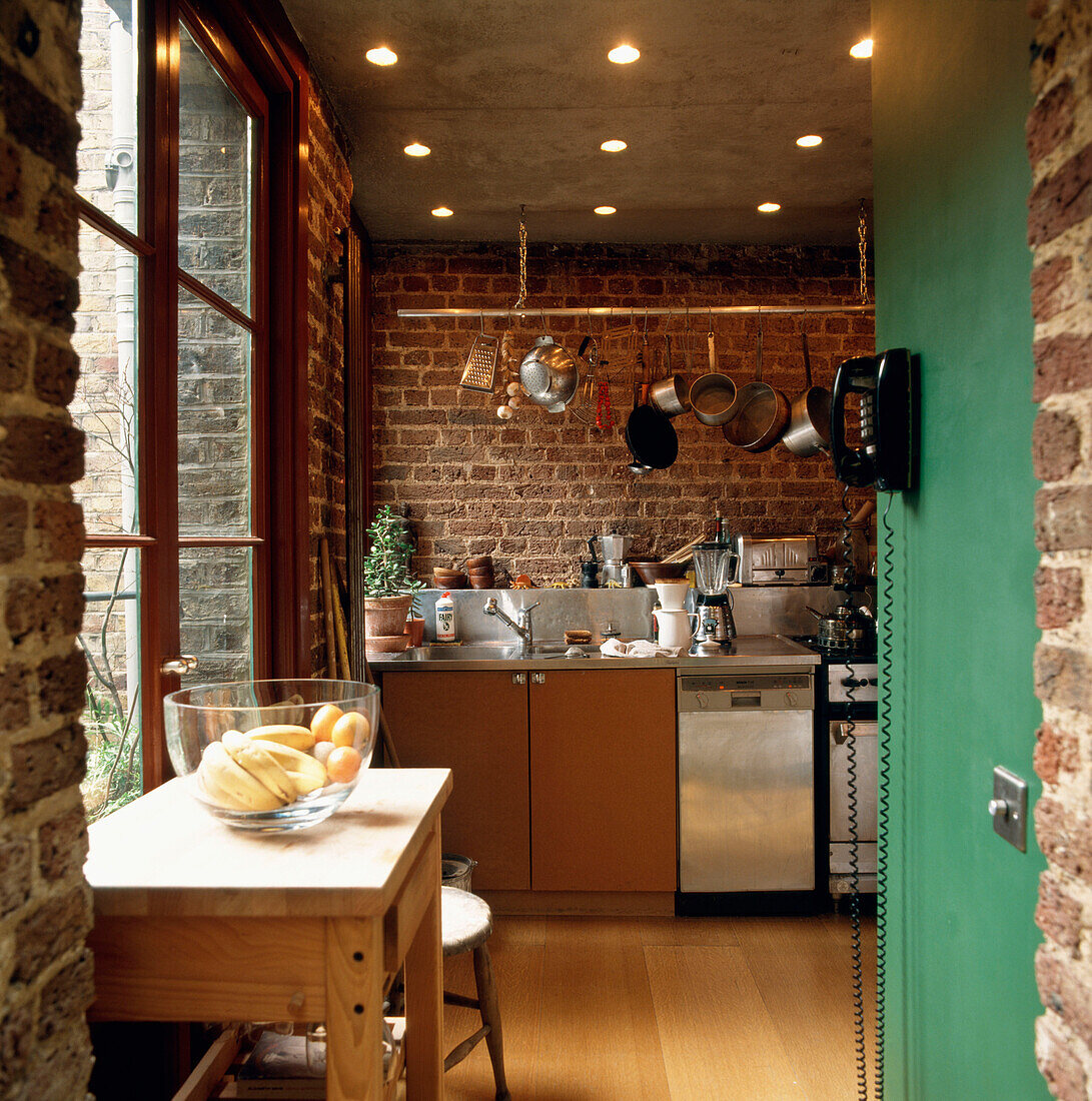 Rustikale Küche in einer umgebauten Fabrik mit Sichtmauerwerk