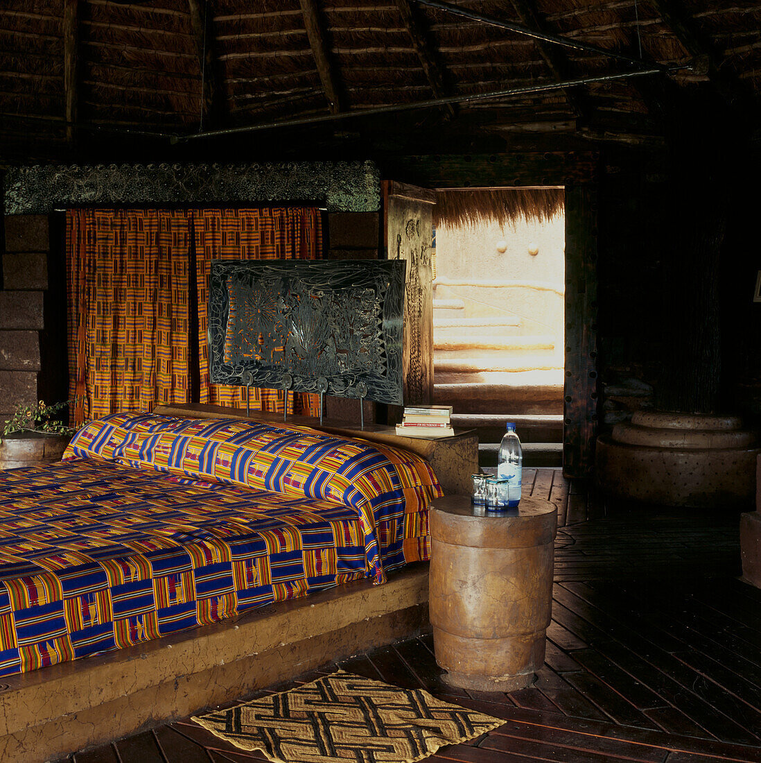 Schlafzimmer mit ethnischen Textilien