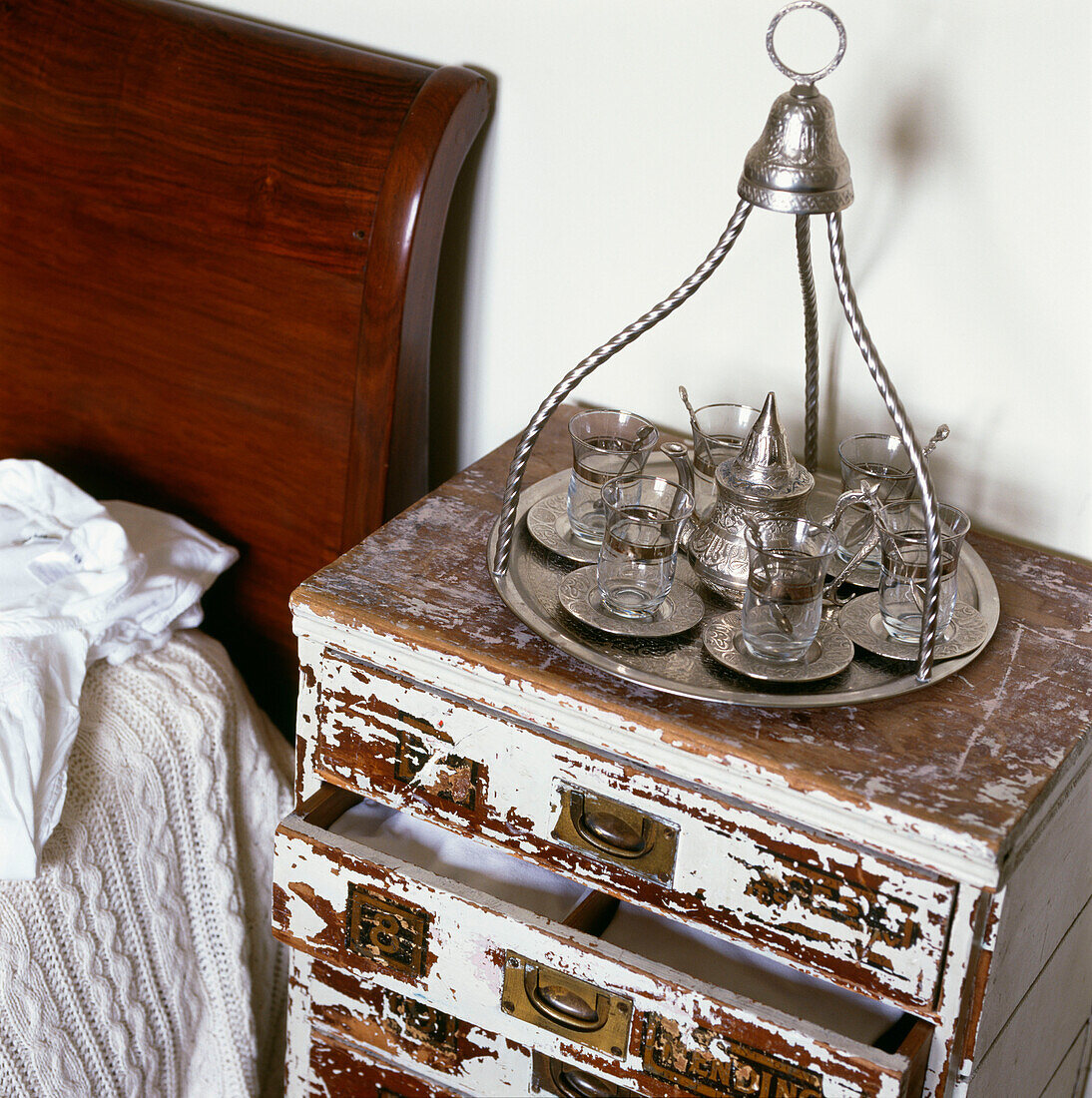 Detail eines antiken Nachttischs mit orientalischem Teeservice und Tablett
