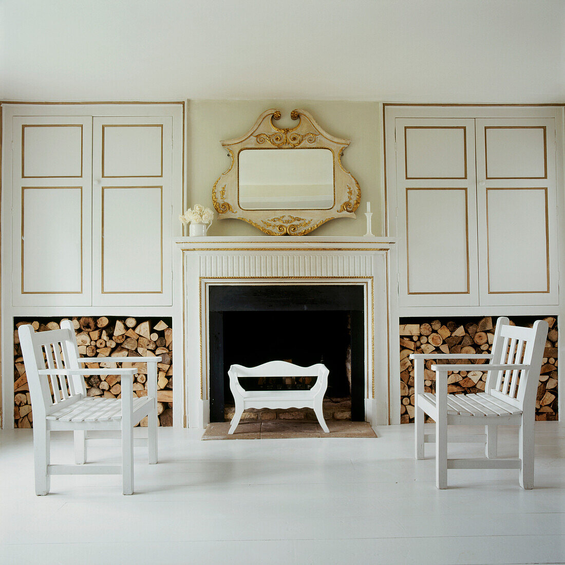 Weißes minimalistisches Wohnzimmer mit bemalten Gartenbänken