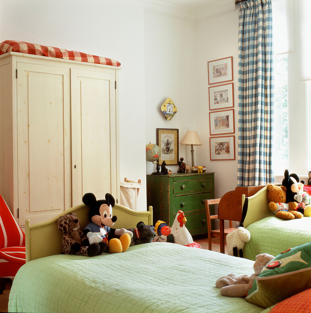 Kinderzimmer mit bemalten Holzmöbeln und Spielzeug