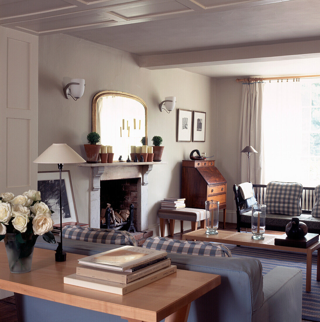 Klassisches Wohnzimmer im Landhausstil mit gewebten Teppichen und Textilien