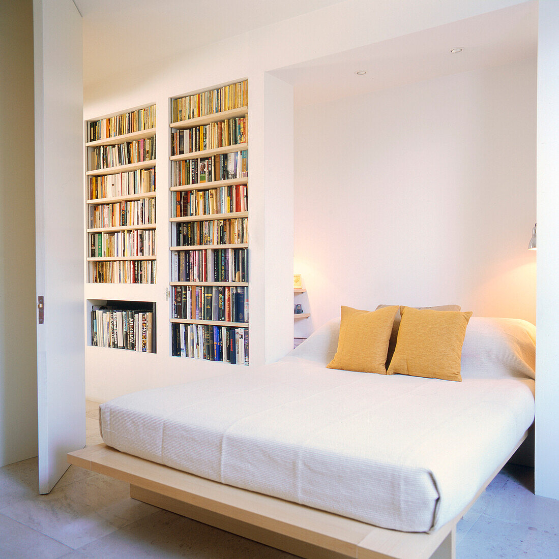 Schlafzimmer und Bücherregal