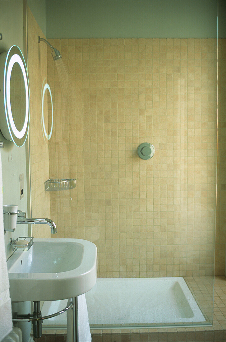 Modernes weißes Bad mit begehbarer Dusche, ausgekleidet mit beigen Mosaiken