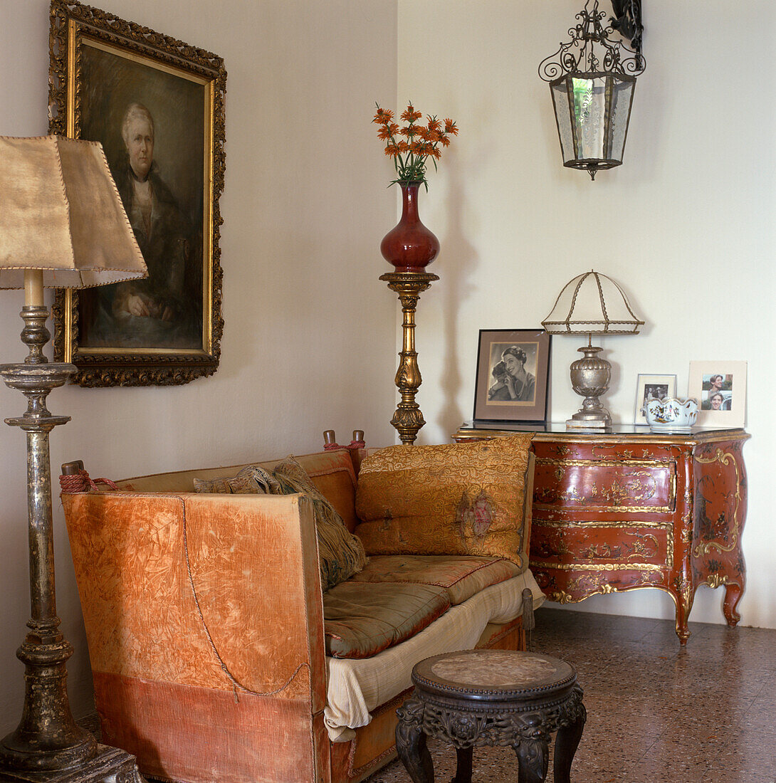 Klappsofa in einem klassischen italienischen Zimmer