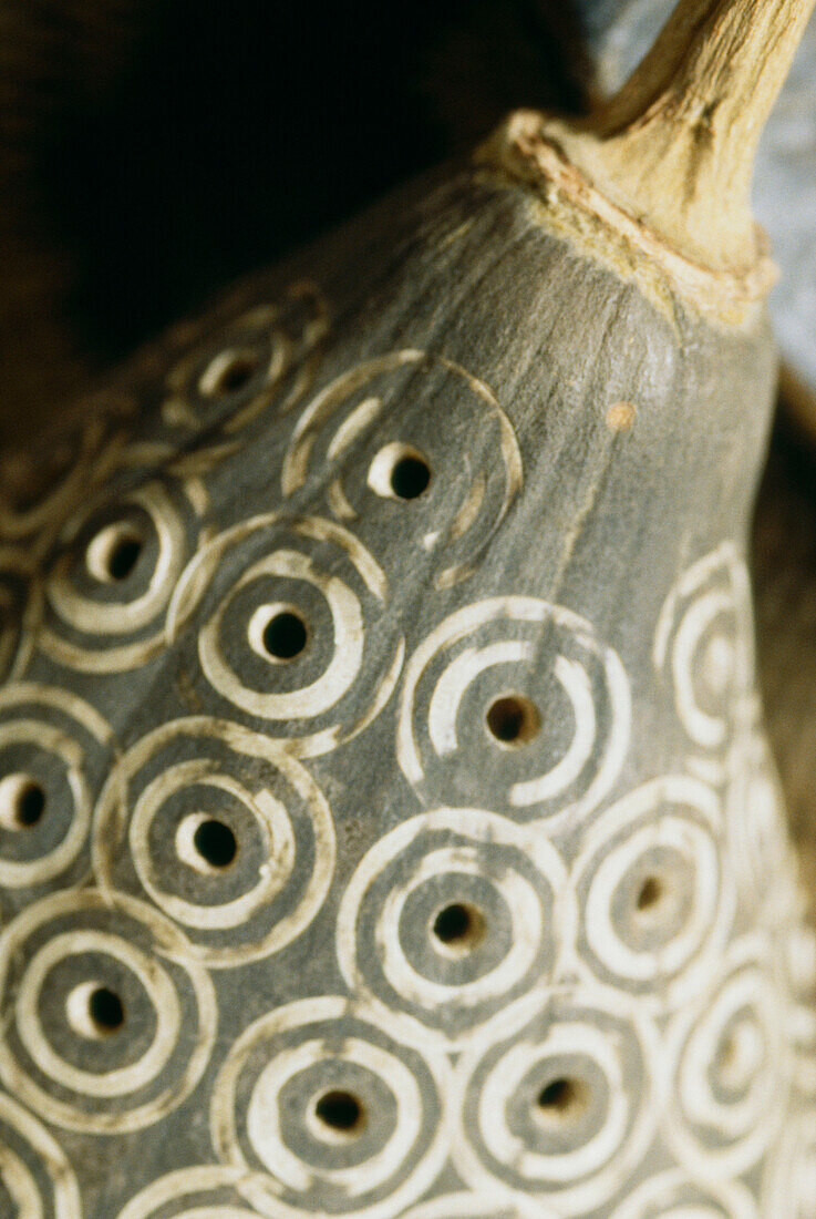 Detail einer geschnitzten Dekoration auf einem afrikanischen Flaschenkürbis